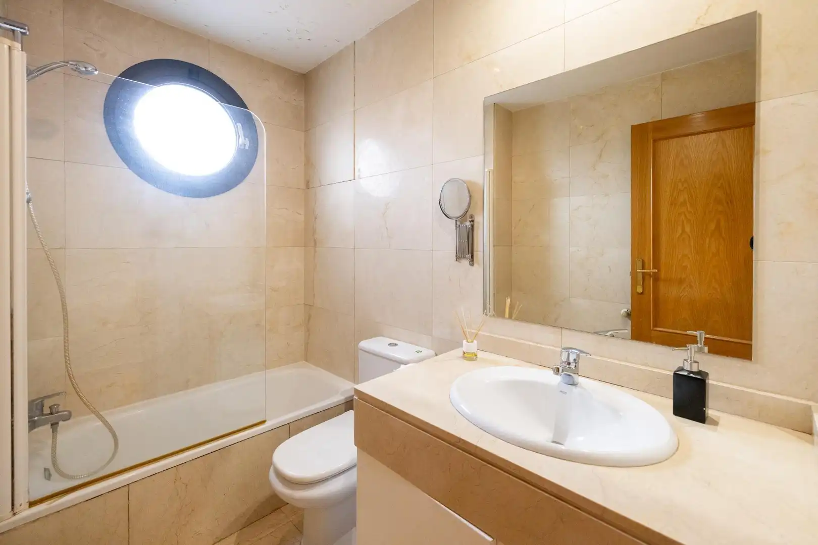 Baño de Piso en venta en Madrid con Aire acondicionado, Calefacción y Jardín privado