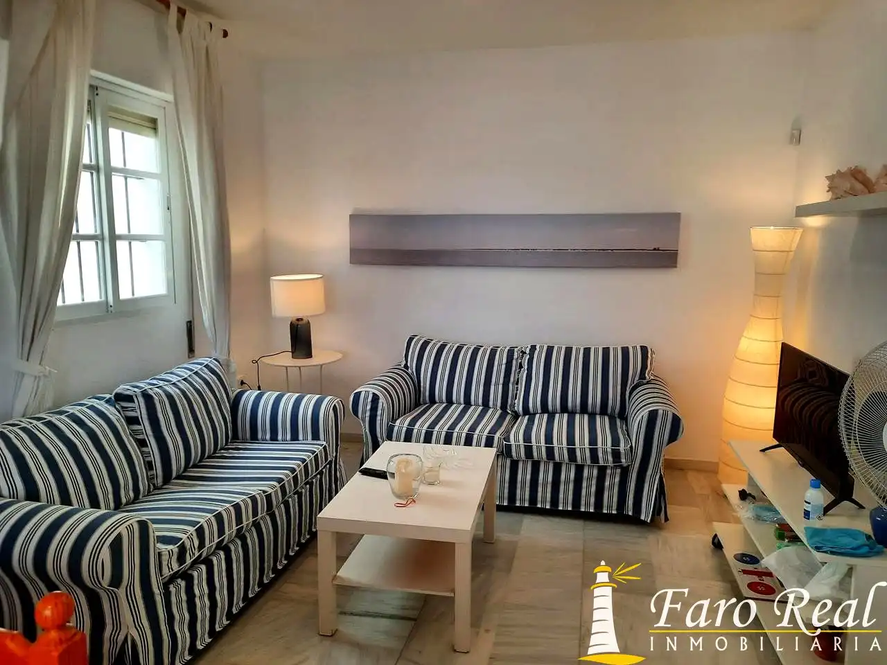 Sala d'estar de Casa adosada de lloguer en Sanlúcar de Barrameda amb Jardí privat i Moblat