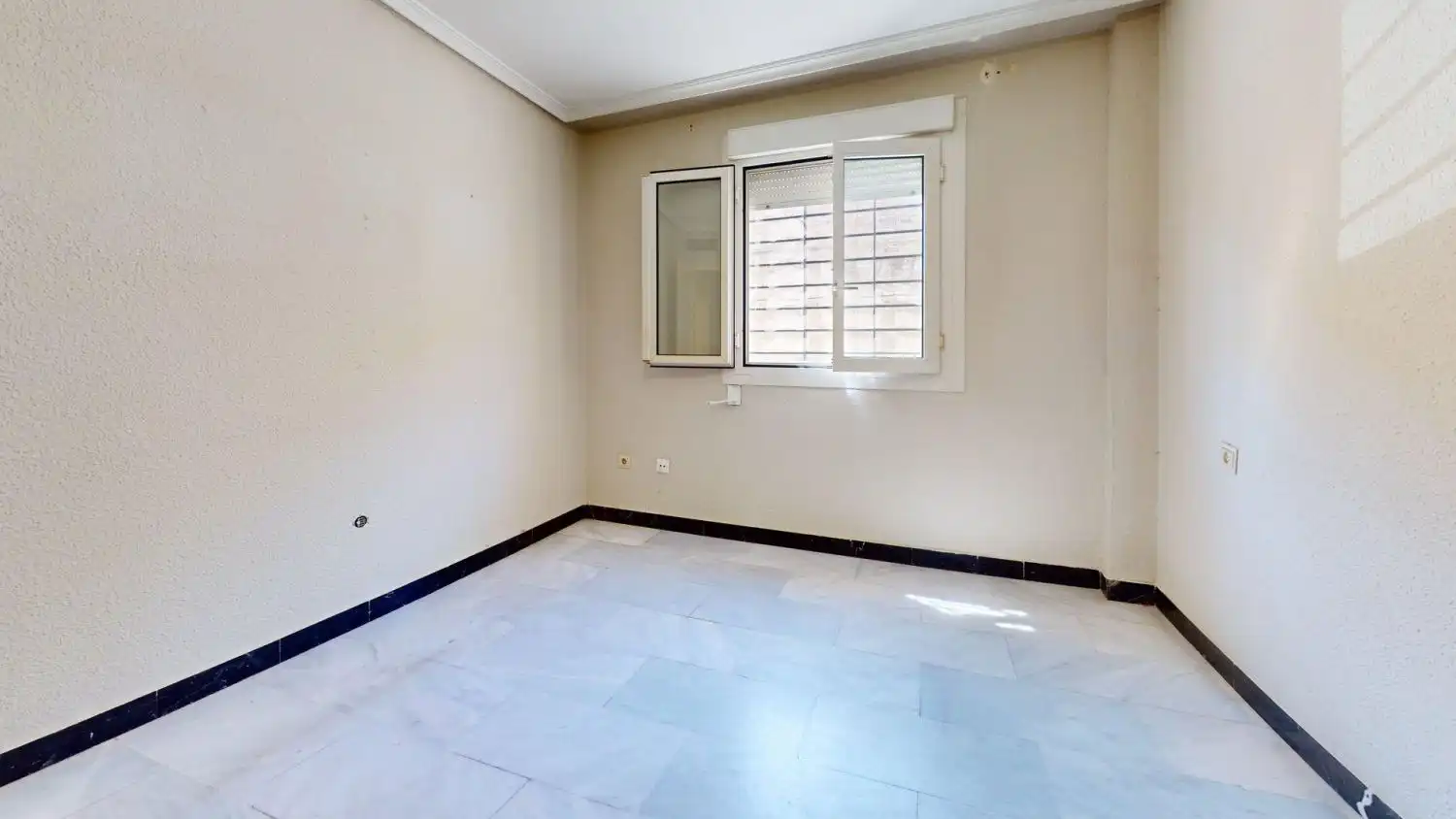 Wohnung zum Verkauf in San Juan de Aznalfarache mit Klimaanlage, Heizung und Abstellraum