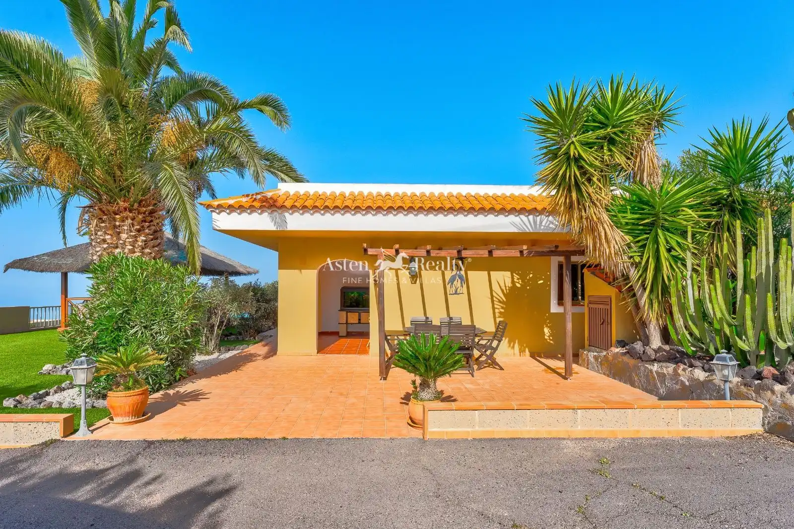 Vista exterior de Casa o xalet en venda en Adeje amb Aire condicionat, Traster i Piscina