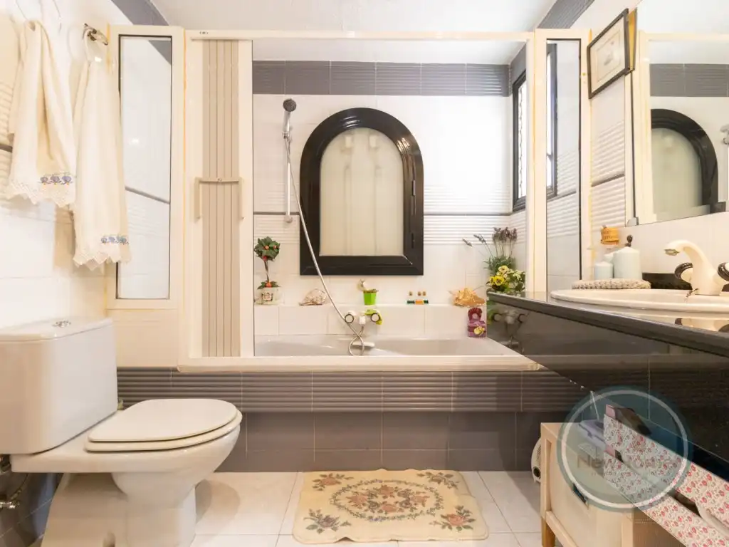 Bathroom of Flat for rent in Elche / Elx  with Air Conditioner and Balcony