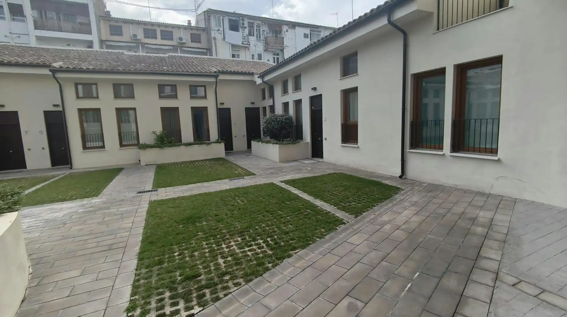Außenansicht von Wohnung zur Miete in Valencia mit Klimaanlage, Heizung und Privatgarten