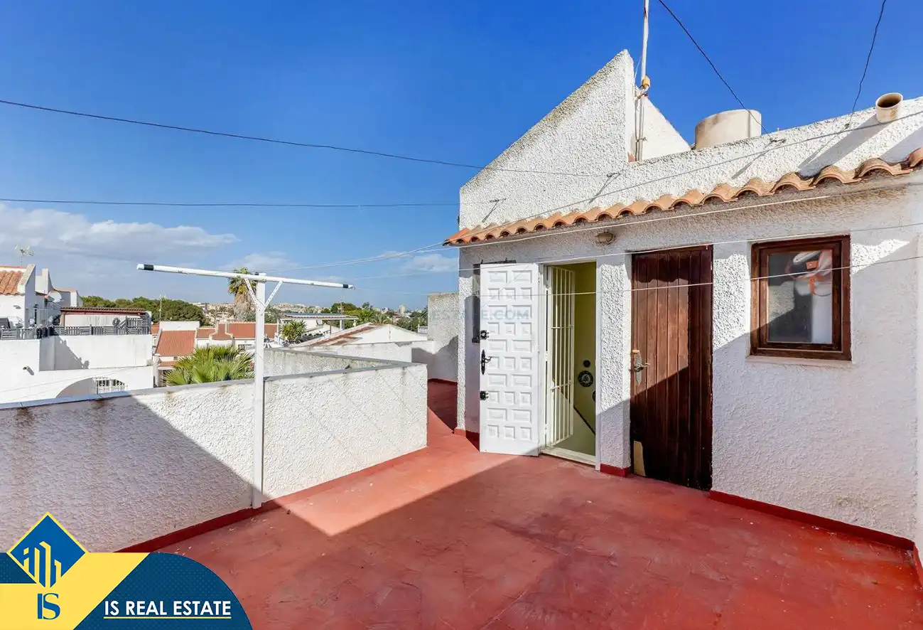 Terrasse von Einfamilien-Reihenhaus zum Verkauf in Torrevieja mit Klimaanlage, Heizung und Privatgarten