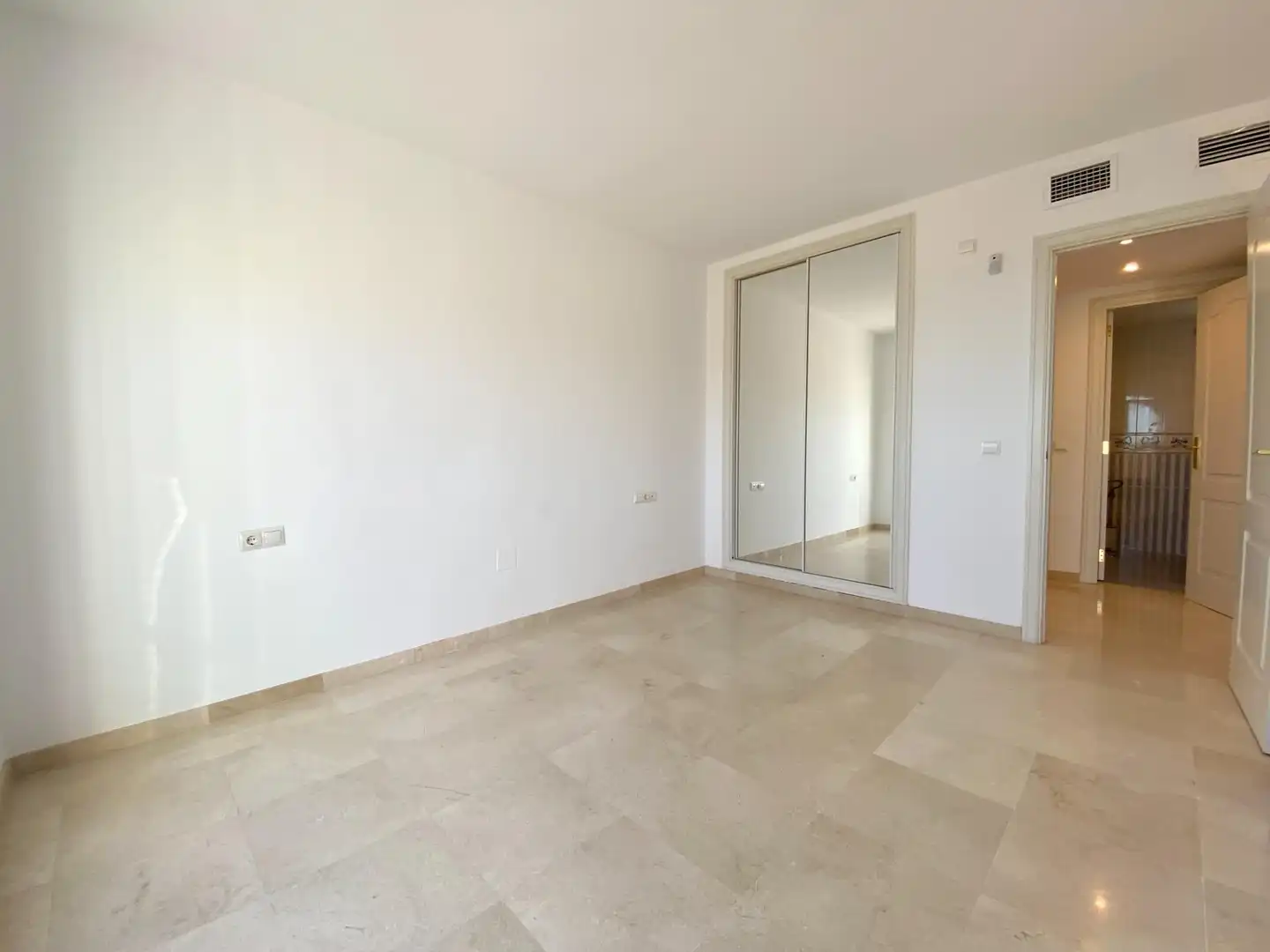 Habitación de Piso en venta en Mijas con Terraza y Piscina comunitaria