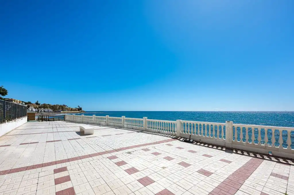 Terraced house with pool for sale in Calle Adarves de Calypso, imagen 13