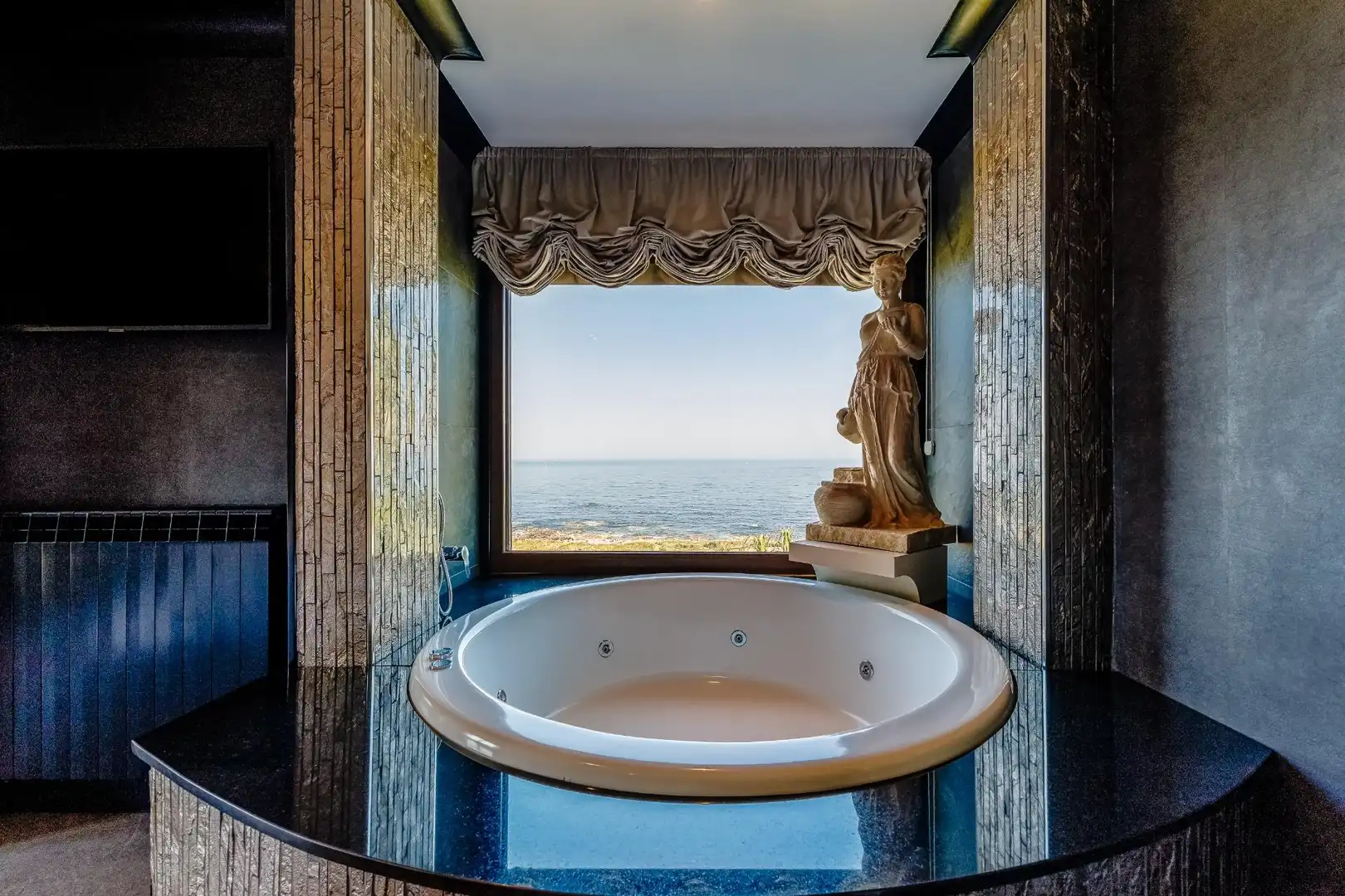 Bathroom of Houses for sale in Oia  with Air Conditioner, Heating and Private garden