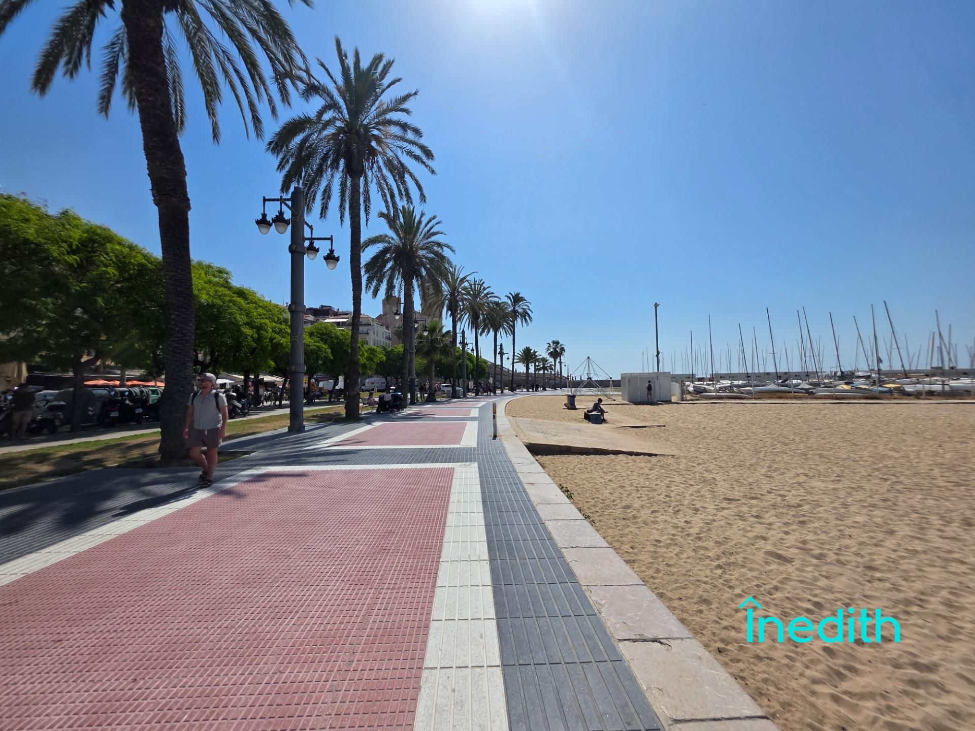 Vista exterior de Pis en venda en Sitges amb Terrassa i Balcó