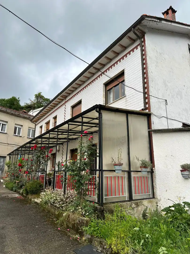 Außenansicht von Einfamilien-Reihenhaus zum Verkauf in San Martín del Rey Aurelio mit Heizung, Privatgarten und Terrasse