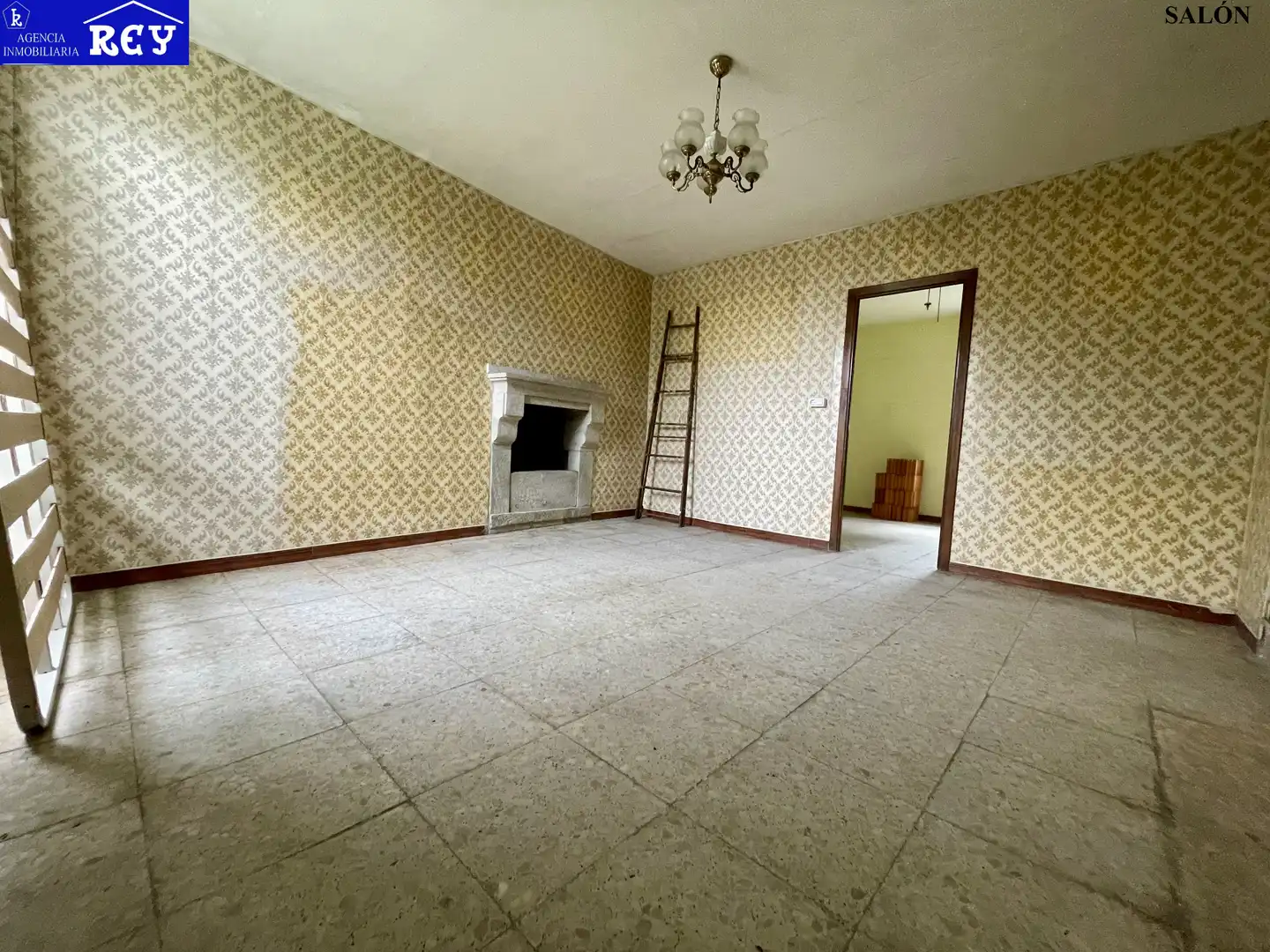 Sala d'estar de Finca rústica en venda en Santiago de Compostela  amb Jardí privat i Traster