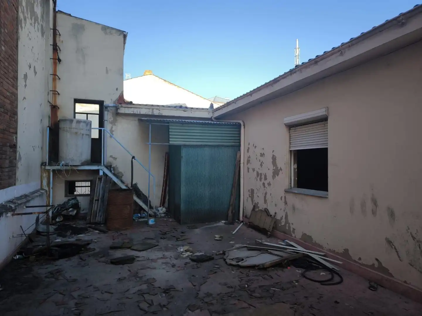 Vista exterior de Nave industrial en venta en León Capital 