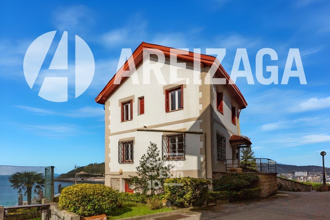 Vista exterior de Casa o xalet en venda en Donostia - San Sebastián  amb Calefacció, Terrassa i Balcó