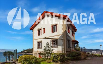 Vista exterior de Casa o xalet en venda en Donostia - San Sebastián  amb Terrassa i Balcó