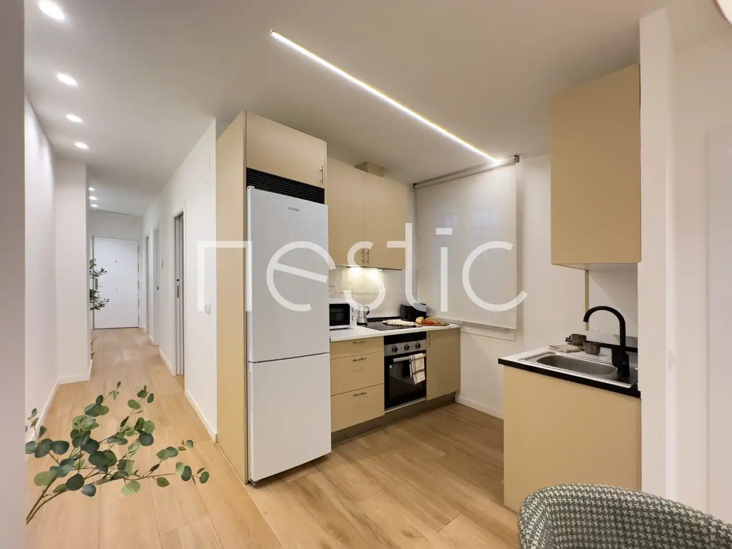Cuina de Apartament de lloguer en Madrid amb Aire condicionat, Calefacció i Moblat