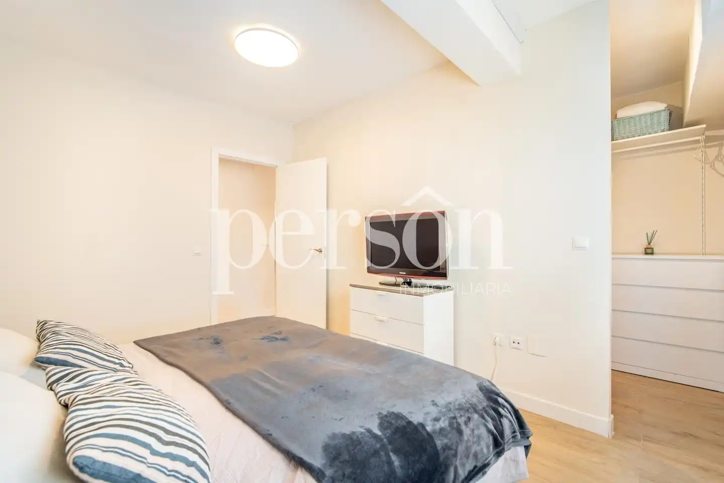 Bedroom of Flat for sale in Valencia  with Air Conditioner, Private garden and Furnished