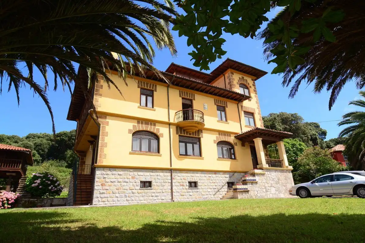 Vista exterior de Casa o xalet en venda en Llanes amb Calefacció, Jardí privat i Traster