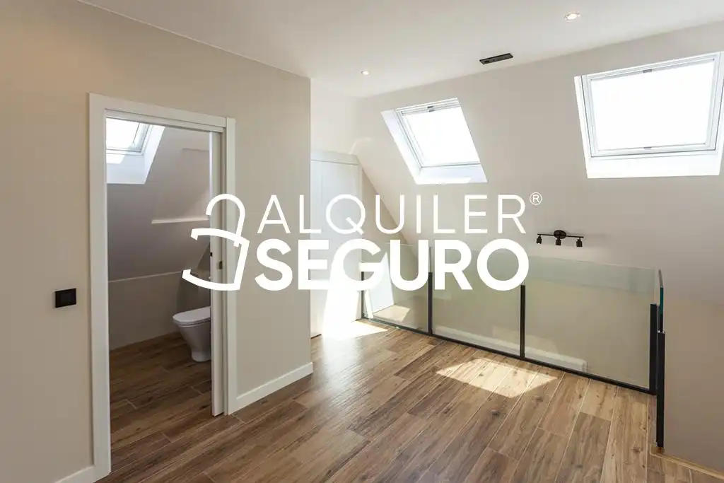 Habitación de Ático de alquiler en Madrid con Aire acondicionado, Calefacción y Trastero