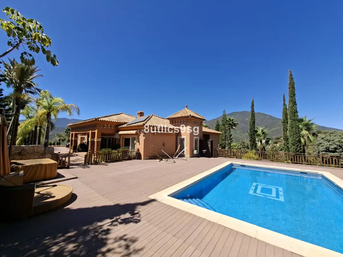 Außenansicht von Country house zum Verkauf in Istán, Málaga
