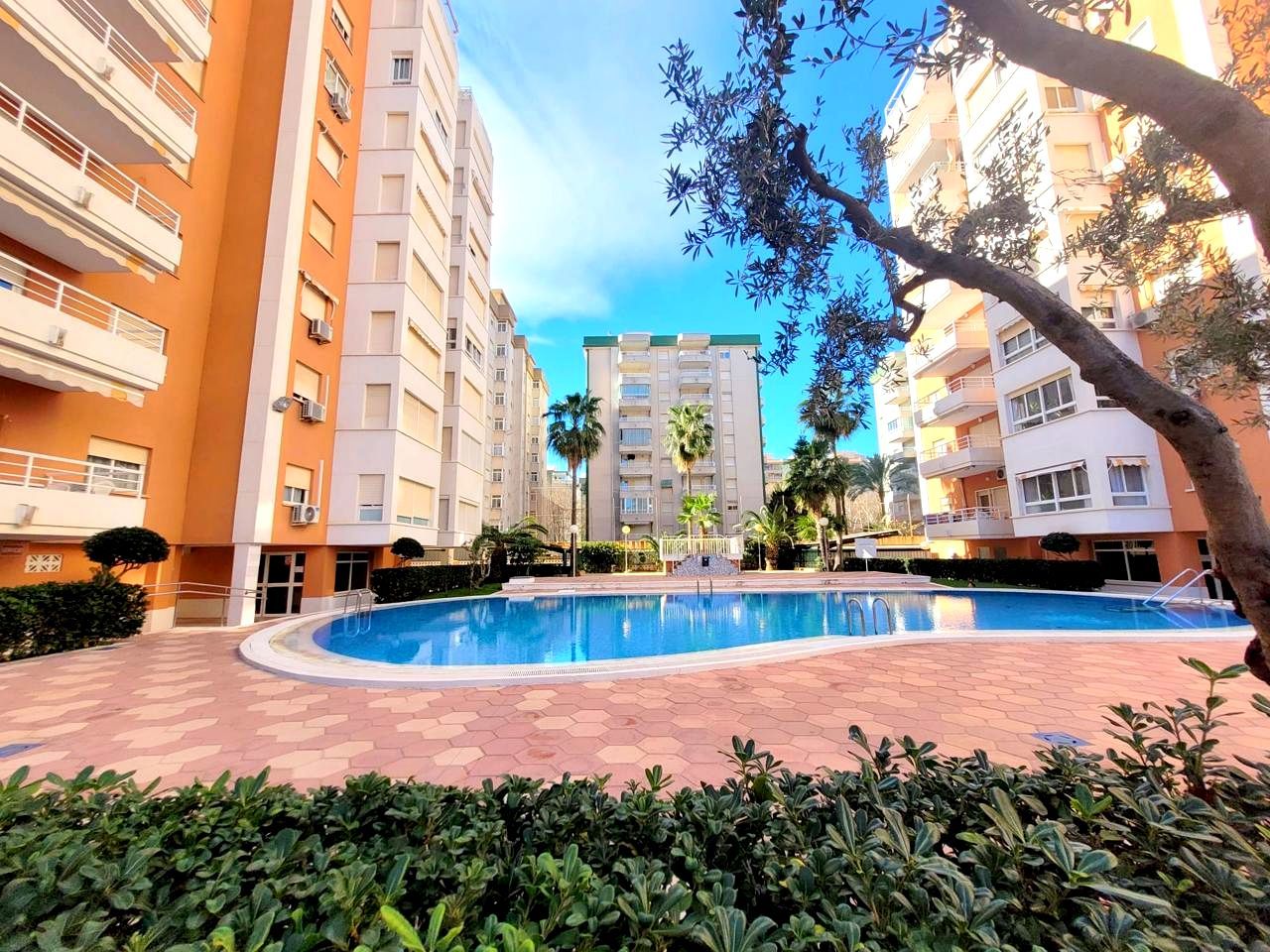 Vista exterior de Apartament en venda en Gandia amb Aire condicionat, Moblat i Piscina comunitària