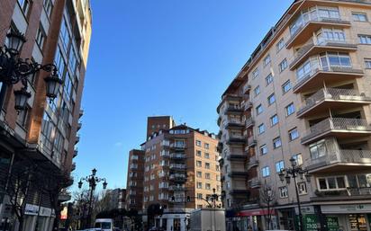 Vista exterior de Pis en venda en Oviedo  amb Calefacció, Parquet i Terrassa