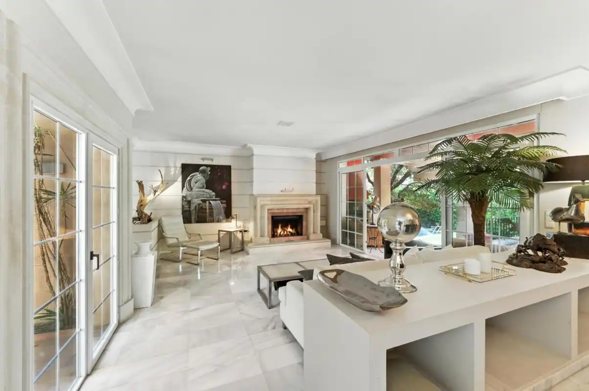 Sala d'estar de Casa o xalet en venda en Marbella amb Calefacció, Jardí privat i Terrassa