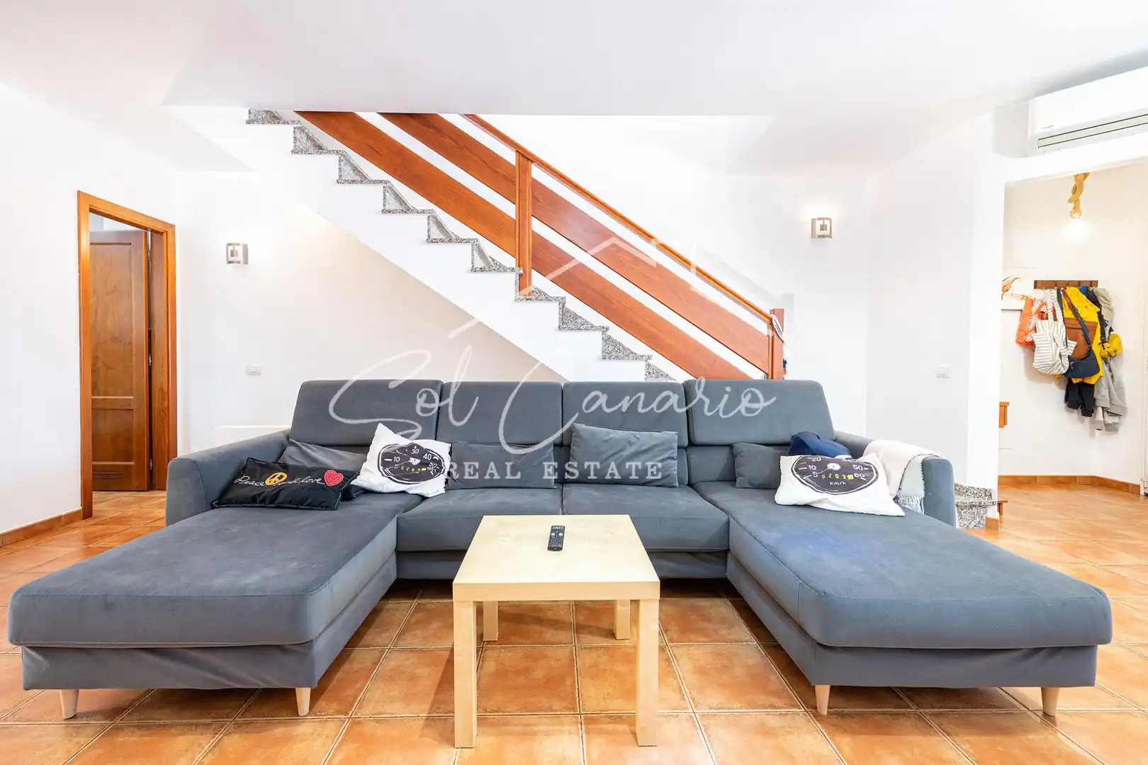 Sala d'estar de Casa adosada en venda en Santa Lucía de Tirajana amb Aire condicionat, Terrassa i Balcó