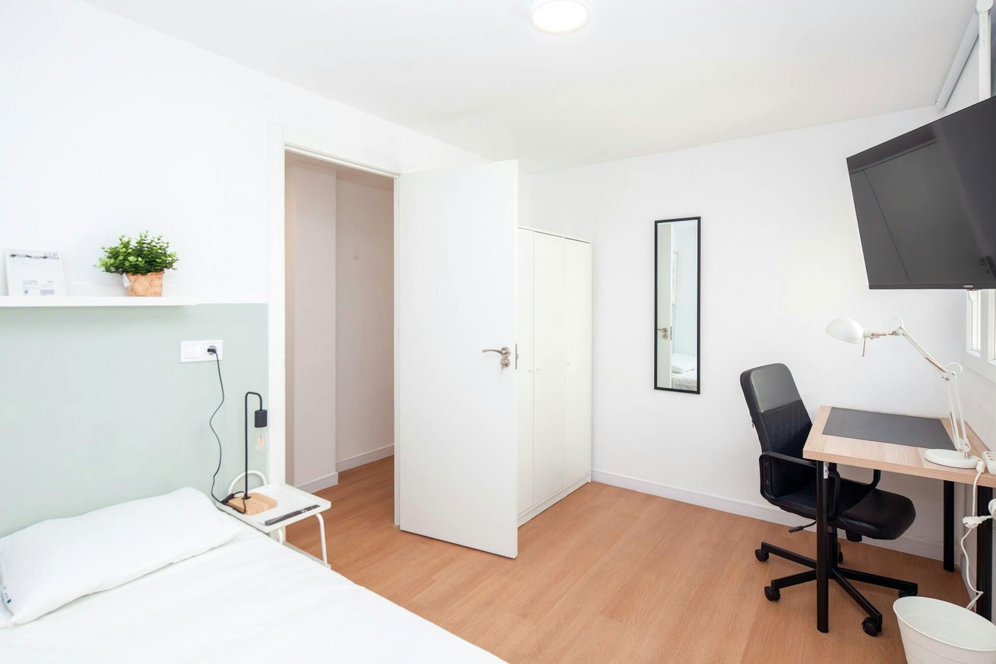 Dormitori de Pis per a compartir en  Valencia Capital amb Moblat, Rentadora i TV