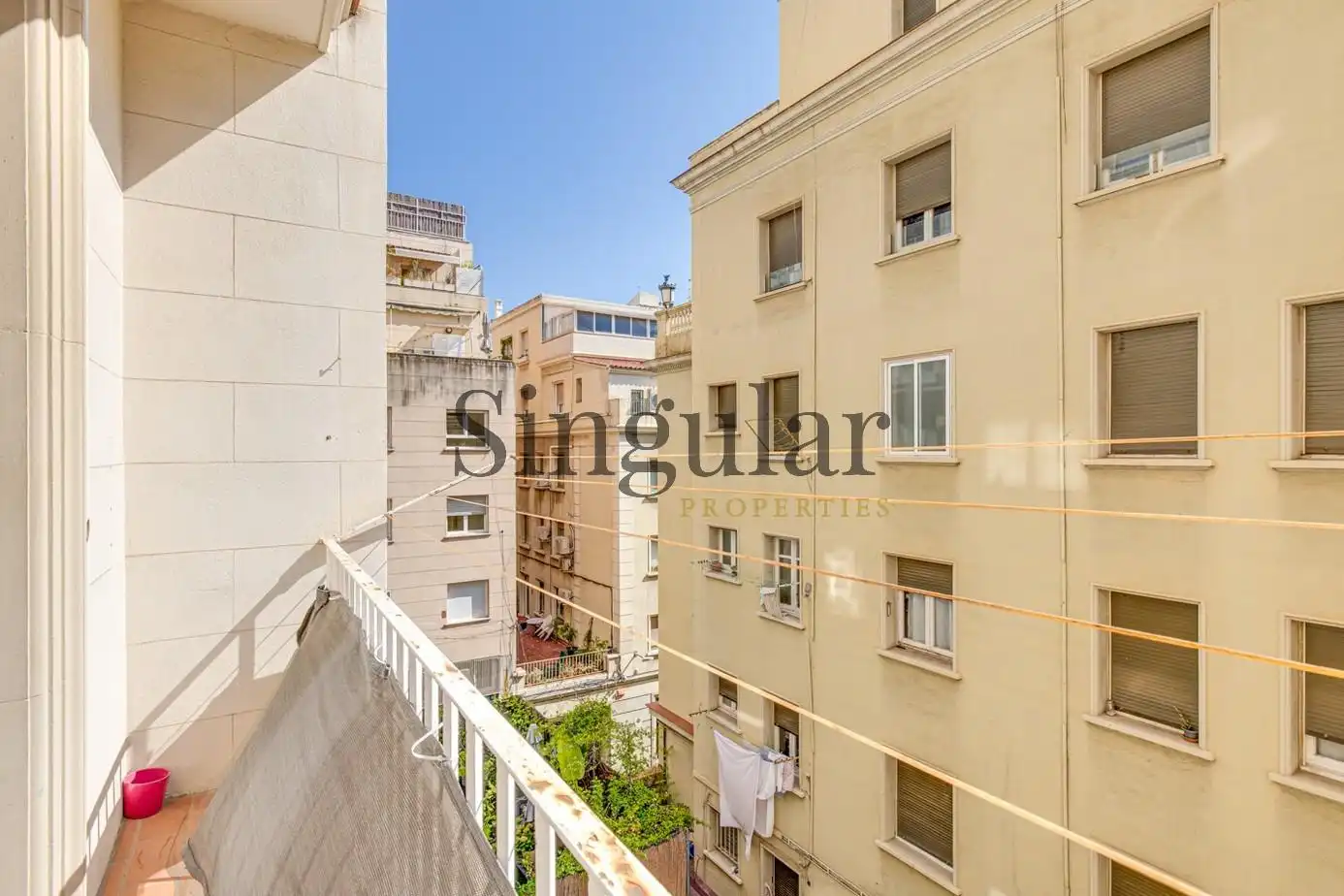 Vista exterior de Piso en venta en Barcelona con Calefacción y Alarma