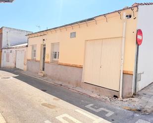 Vista exterior de Casa o xalet de lloguer en San Miguel de Salinas amb Aire condicionat, Terrassa i Piscina