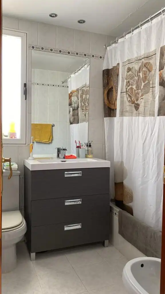 Badezimmer von Dachboden zum Verkauf in La Zubia mit Terrasse, Möbliert und Waschmaschine