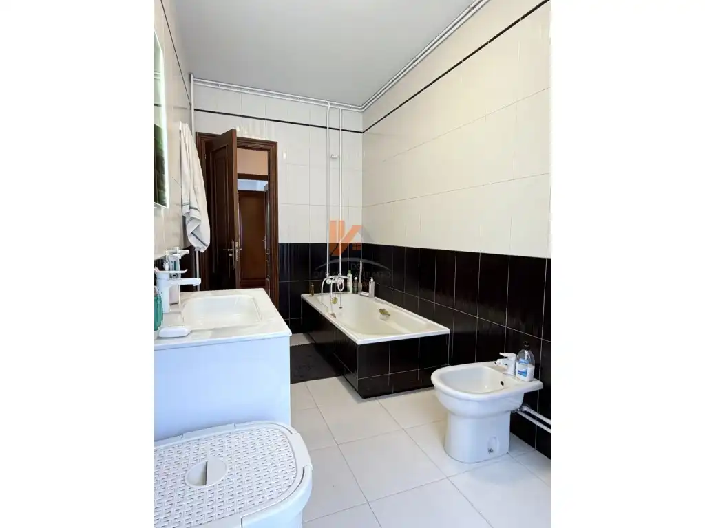 Bany de Casa o xalet en venda en Santiago de Compostela  amb Jardí privat, Moblat i Forn