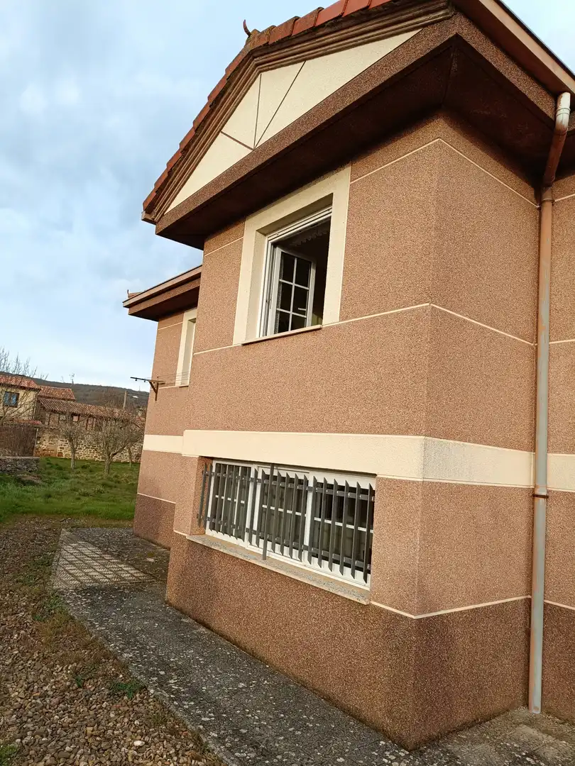 Vista exterior de Casa o xalet en venda en Aguilar de Campoo amb Calefacció i Terrassa