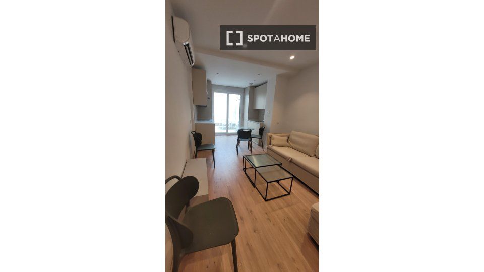 Living room of Flat to rent in  Madrid Capital  with Air Conditioner, Heating and Furnished