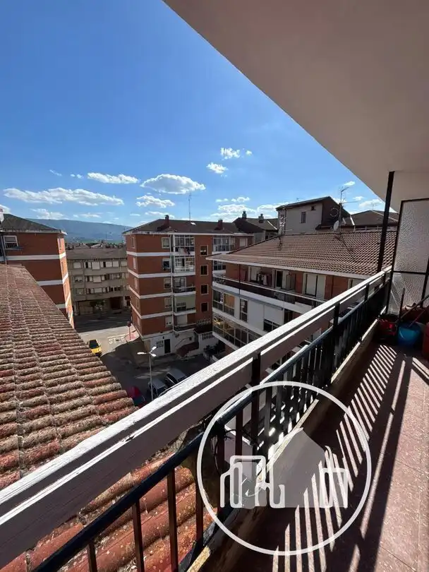 Vista exterior de Piso en venta en Medina de Pomar con Calefacción