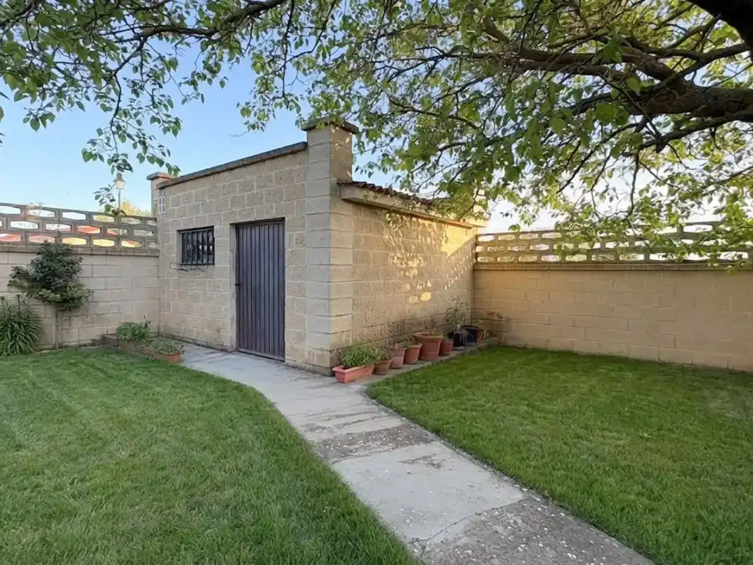 Vista exterior de Casa o xalet en venda en Autilla del Pino amb Jardí privat, Traster i Balcó