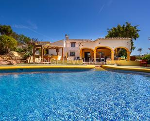 Vista exterior de Casa o xalet en venda en Dénia amb Aire condicionat, Terrassa i Piscina