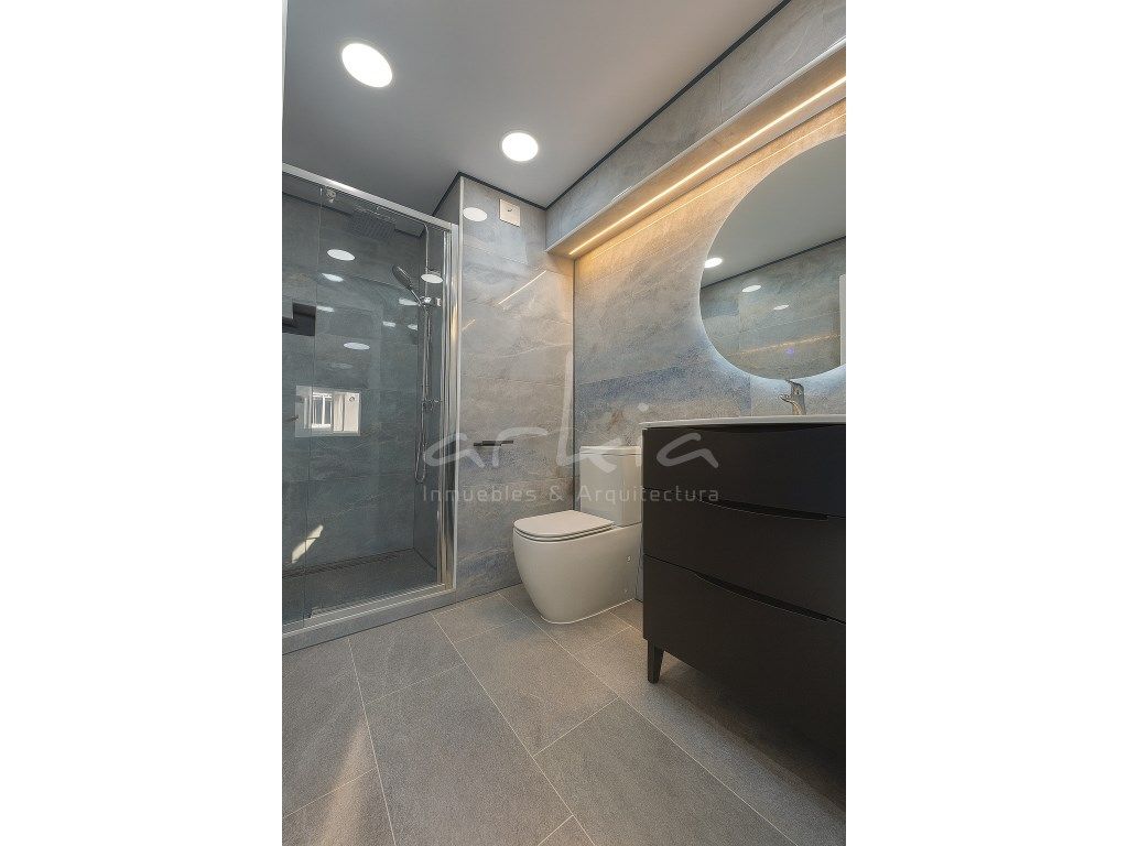 Bathroom of Flat for sale in Burjassot