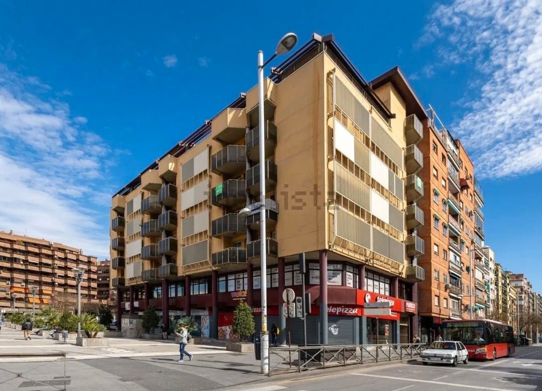 Vista exterior de Pis en venda en  Granada Capital amb Calefacció, Terrassa i Balcó