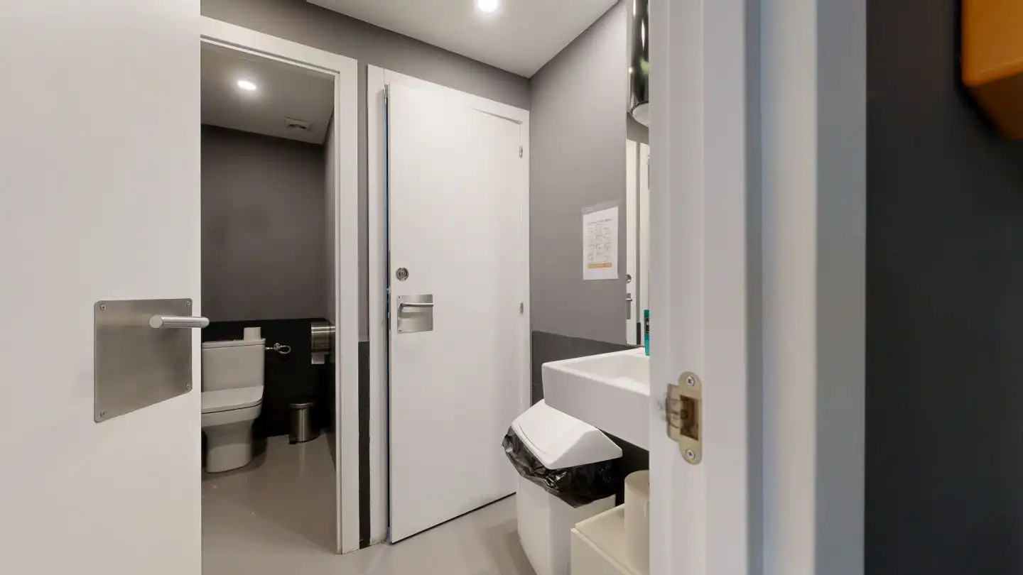 Bathroom of Office for sale in Madrid  with Air Conditioner, Heating and Storage room