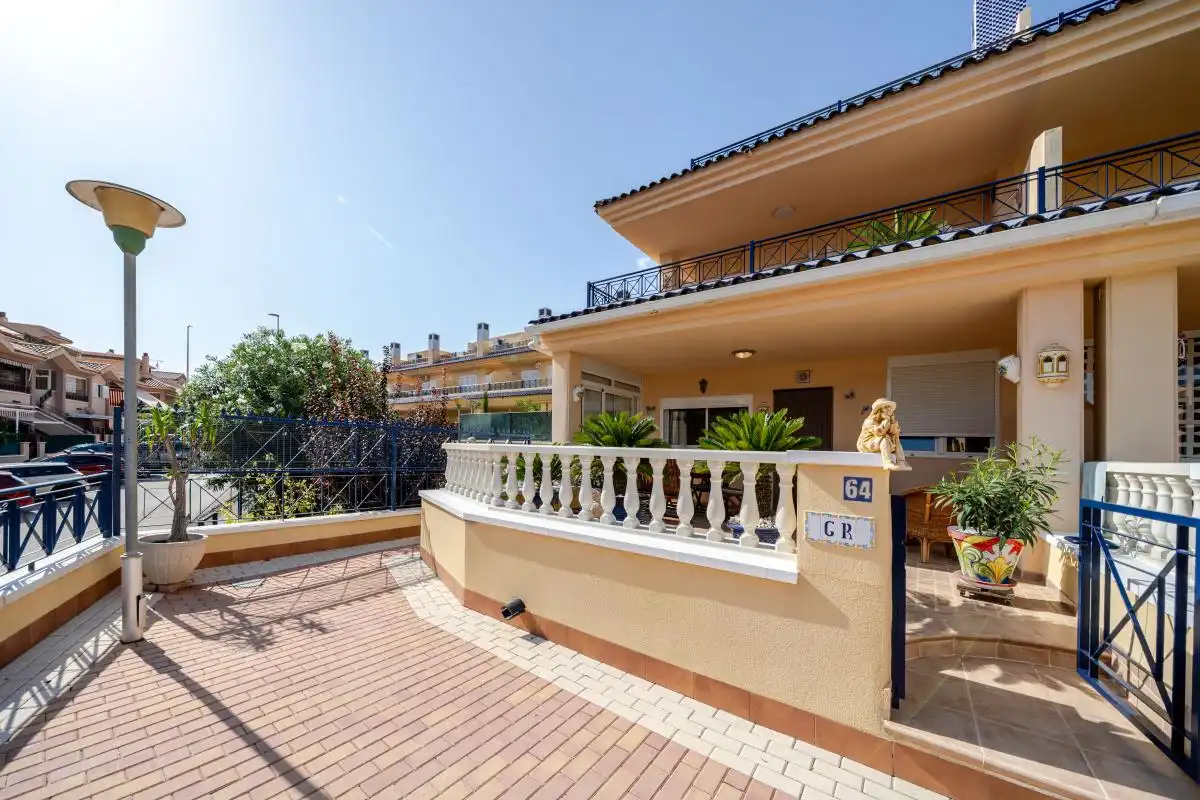 Vista exterior de Dúplex en venta en Santa Pola con Aire acondicionado, Calefacción y Jardín privado