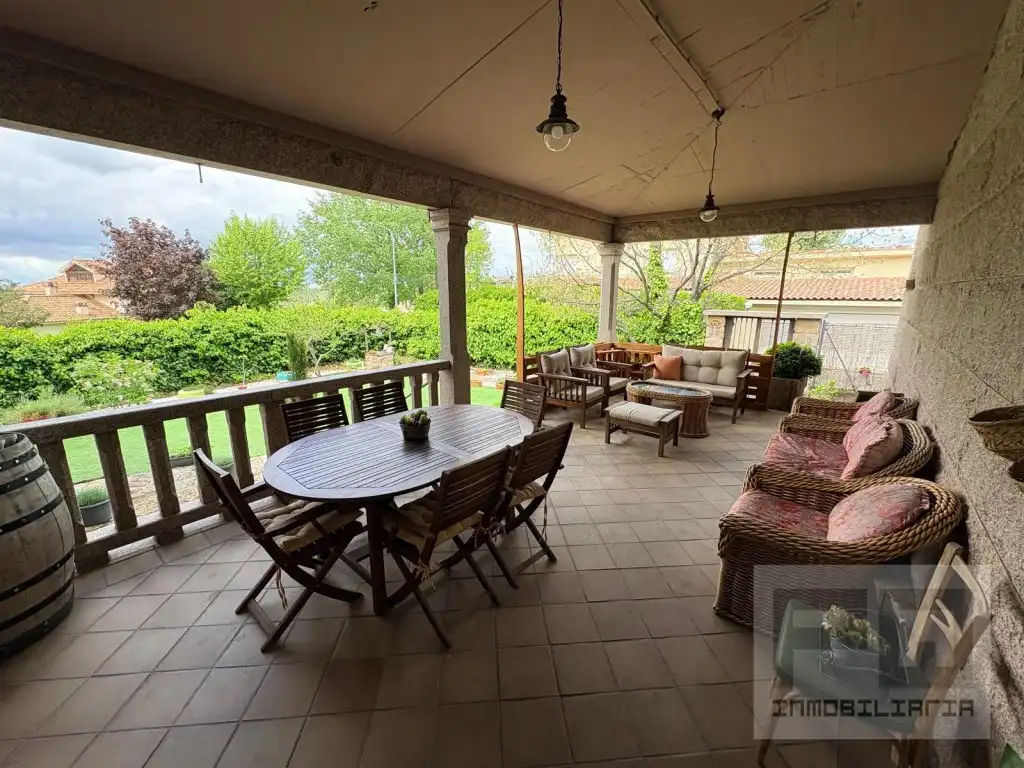 Terrasse von Haus oder Chalet zum Verkauf in Las Navas del Marqués  mit Ofen, Waschmaschine und Mikrowelle