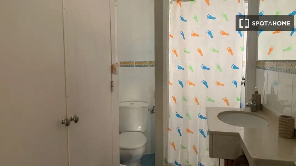 Baño de Piso de alquiler en Alicante / Alacant con Aire acondicionado, Calefacción y Amueblado