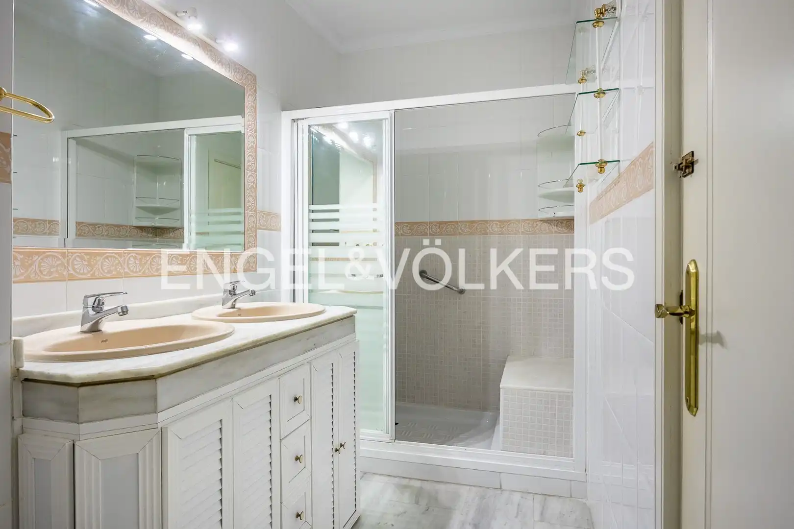 Bathroom of Flat for sale in Sevilla  with Air Conditioner, Heating and Terrace