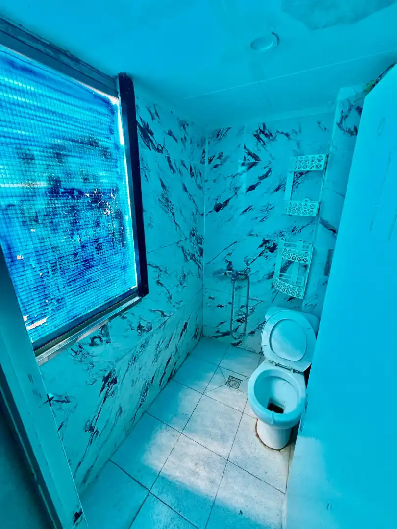 Badezimmer von Wohnung zum Verkauf in Girona mit Balkon und Alarm