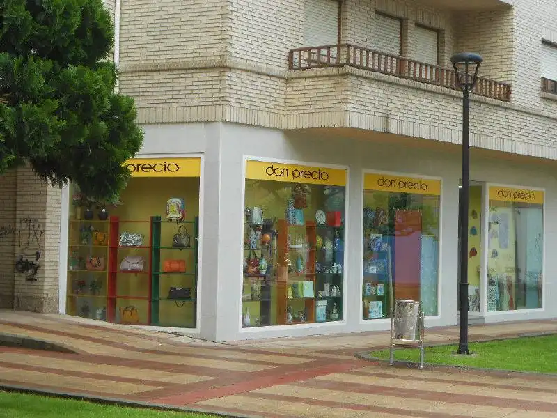 Locale commerciale in affitto a CL ESCRITORA JOSEFINA RODRIGUEZ DE ALDECOA, imagen 2