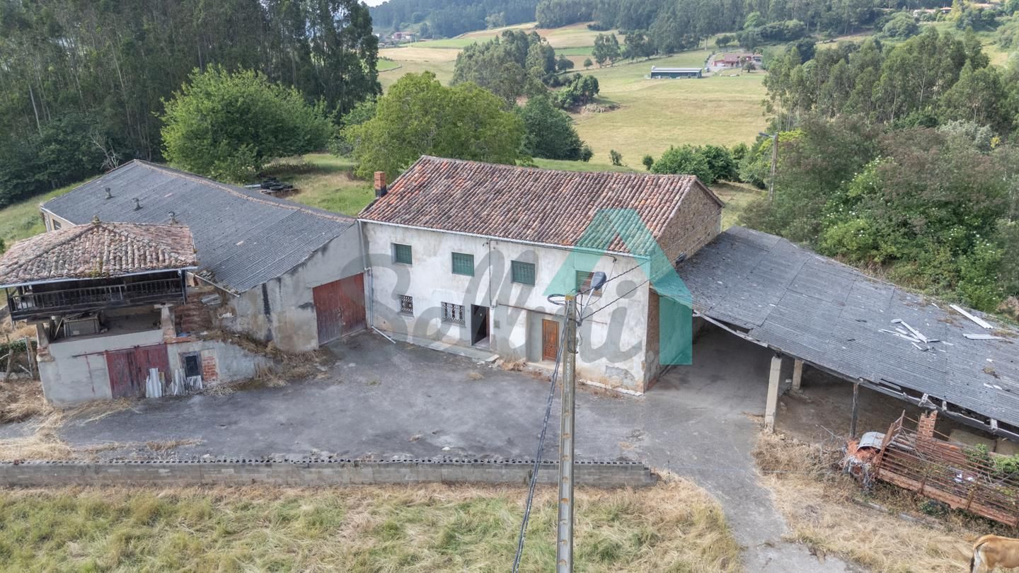 Casa o xalet en venda en Llanera amb Jardí privat