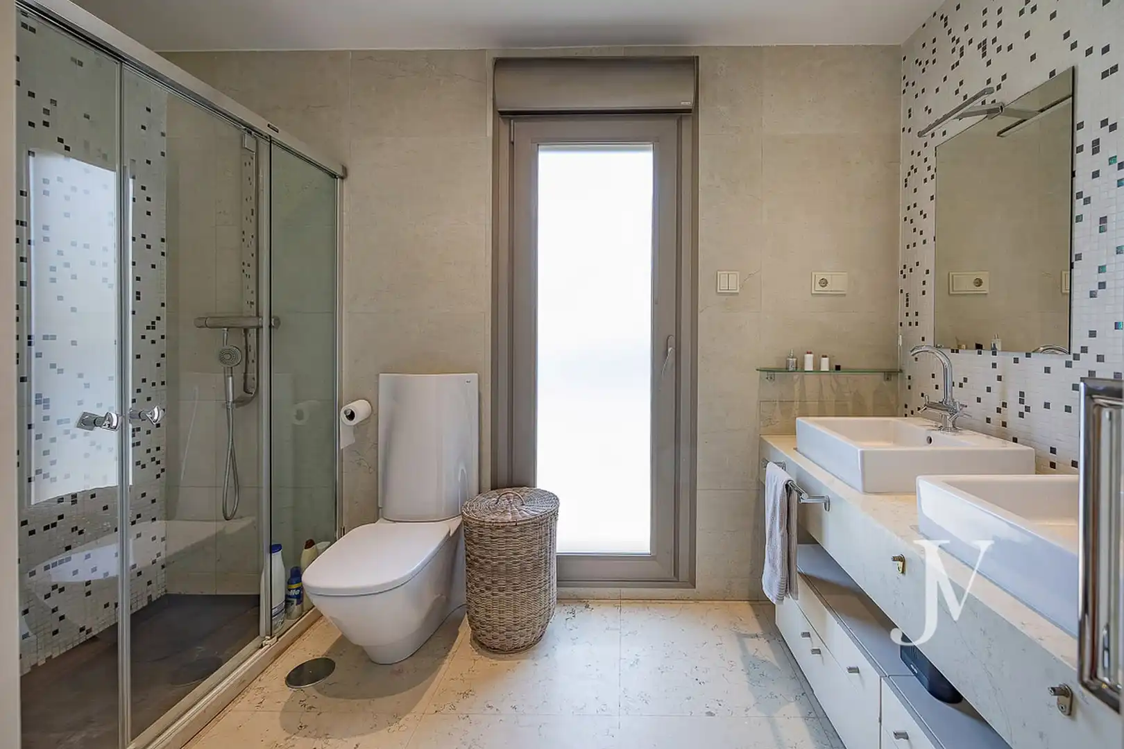 Badezimmer von Einfamilien-Reihenhaus zum Verkauf in Pozuelo de Alarcón mit Klimaanlage, Heizung und Privatgarten