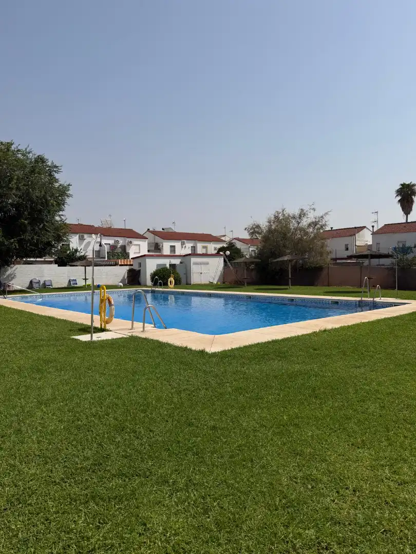 Piscina de Casa adosada en venda en Mairena del Aljarafe amb Piscina comunitària