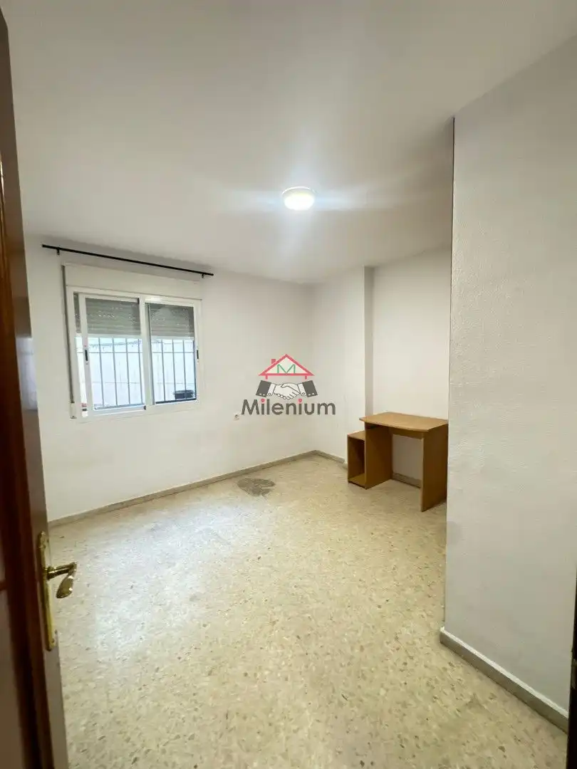 Schlafzimmer von Wohnung zur Miete in Algeciras mit Waschmaschine, Mikrowelle und Balkon