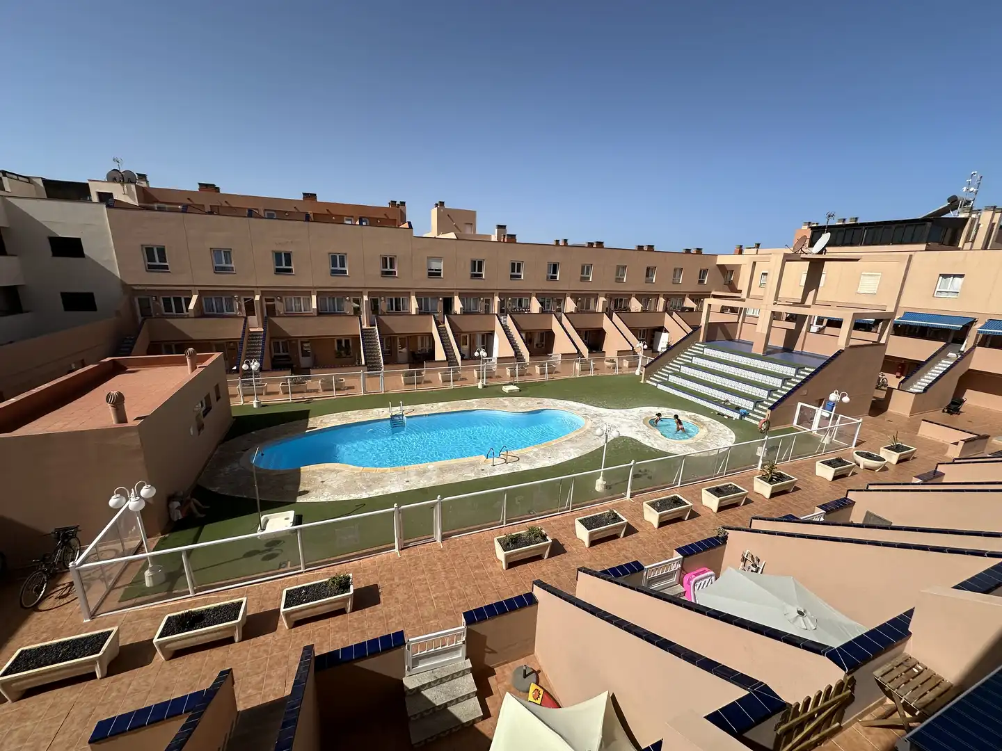 Schwimmbecken von Einfamilien-Reihenhaus zum Verkauf in La Oliva mit Terrasse, Möbliert und Waschmaschine