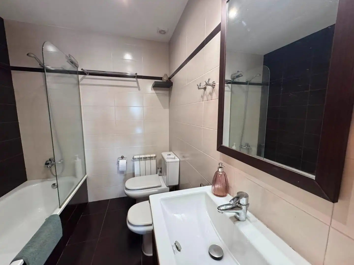 Badezimmer von Wohnung zum Verkauf in Breda mit Klimaanlage, Heizung und Terrasse
